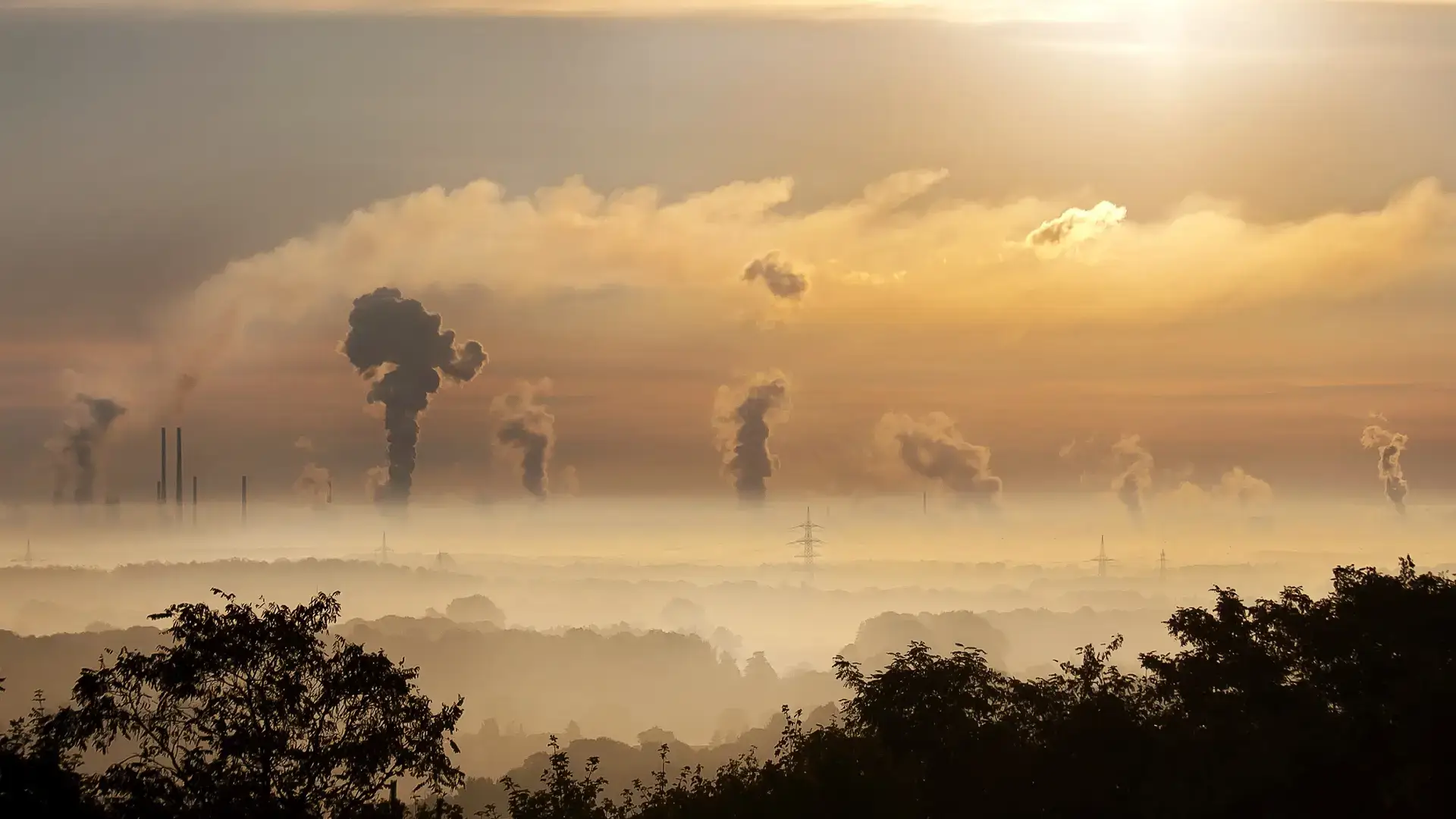 Cheminées industrielles rejetant de la pollution